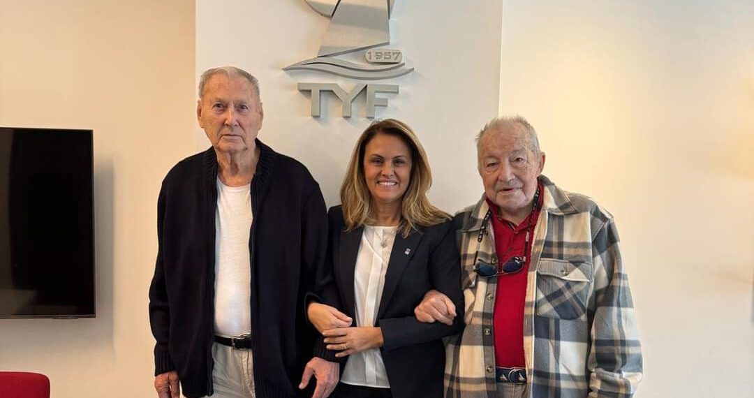 İzmir’in Duayen Yelkencilerinden Başkan Akdurak’a Tebrik Ziyareti