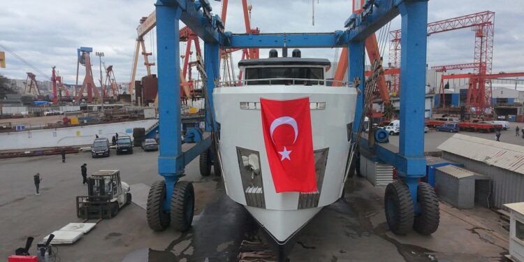 Begüm Şirketler Grubu’ndan Görkemli Bir Lansman:  Yeni Motor Yat Denize İndirildi