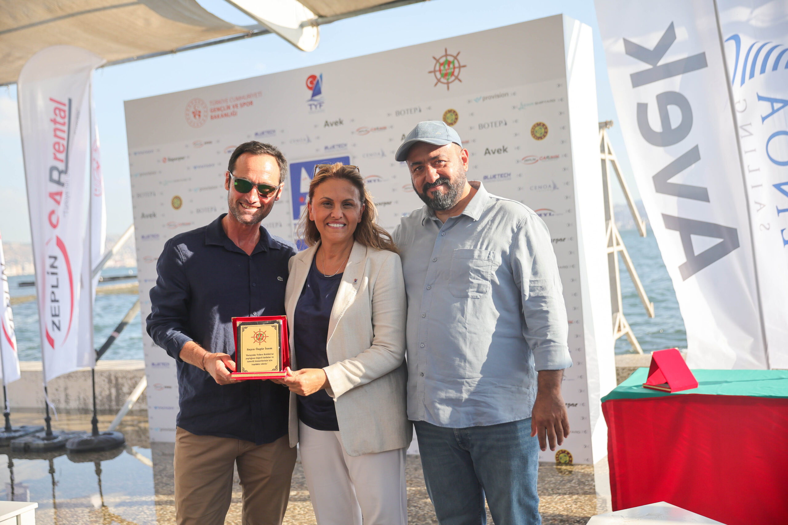 Önceki Dönem Avek Karşıyaka Yelken kulübü Başkanı Özgür İnam-Türkiye Yelken Federasyonu Başkanı Özlem Akdurak-Avek Karşıyala Yelken Kulübü Başkanı Eray Zümbül