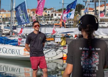 Deniz Bağcı Mini Transat 2025’te İlk Etabın Zirvesinde Mücadele Ediyor