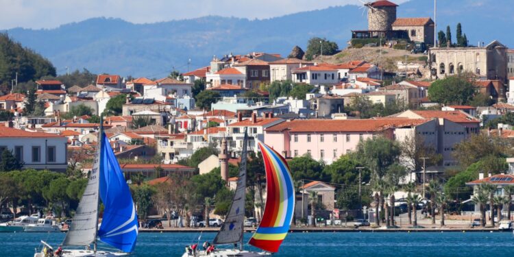 Ayvalık’ta yelkenler eğitime açıldı