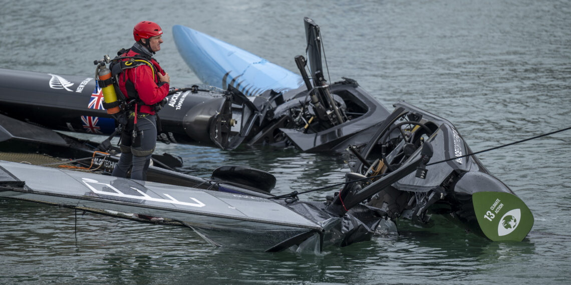 SailGP Auckland etabının ilk gününde, Yeni Zelanda ve Fransa takımları arasında meydana gelen ciddi çarpışma nedeniyle yarışlara ara verildi.