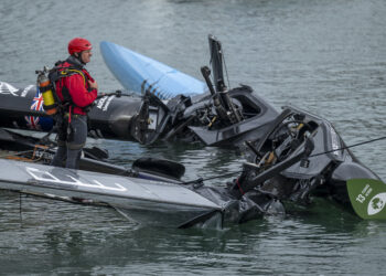 SailGP Auckland etabının ilk gününde, Yeni Zelanda ve Fransa takımları arasında meydana gelen ciddi çarpışma nedeniyle yarışlara ara verildi.
