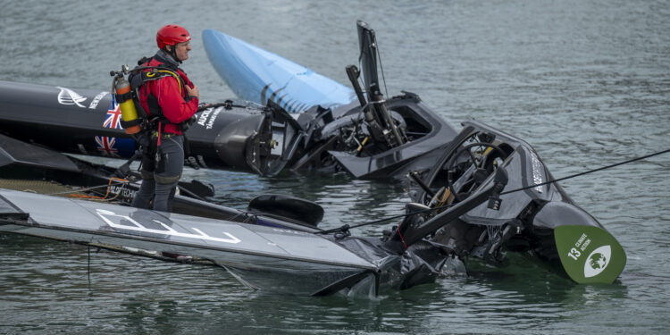SailGP Auckland etabının ilk gününde, Yeni Zelanda ve Fransa takımları arasında meydana gelen ciddi çarpışma nedeniyle yarışlara ara verildi.